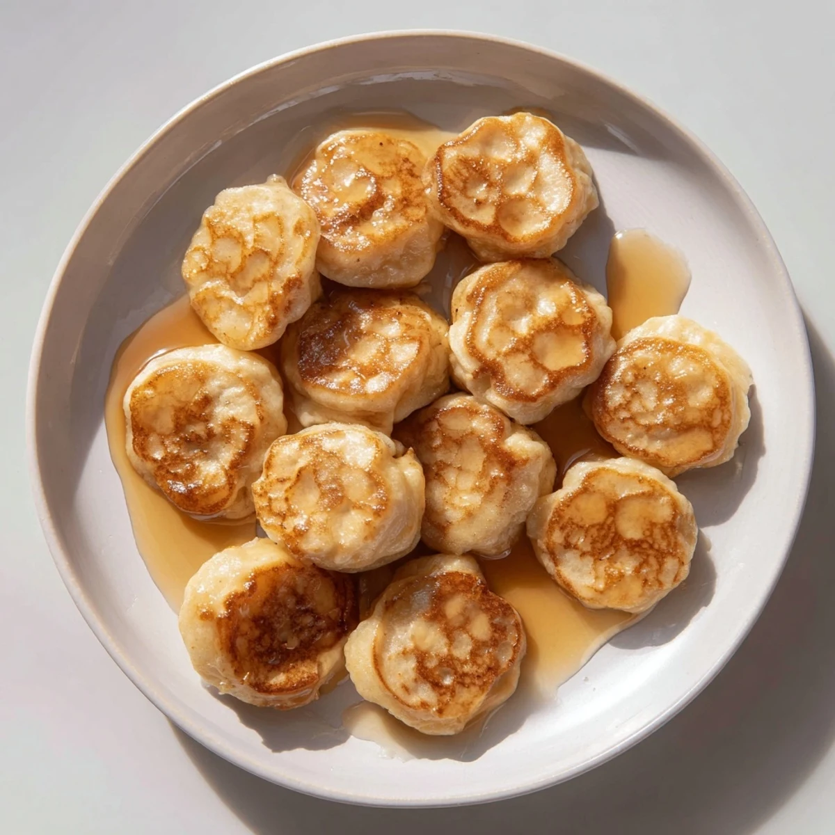 Golden, fluffy pancake cereal, perfect mini pancakes ready for milk and maple syrup.