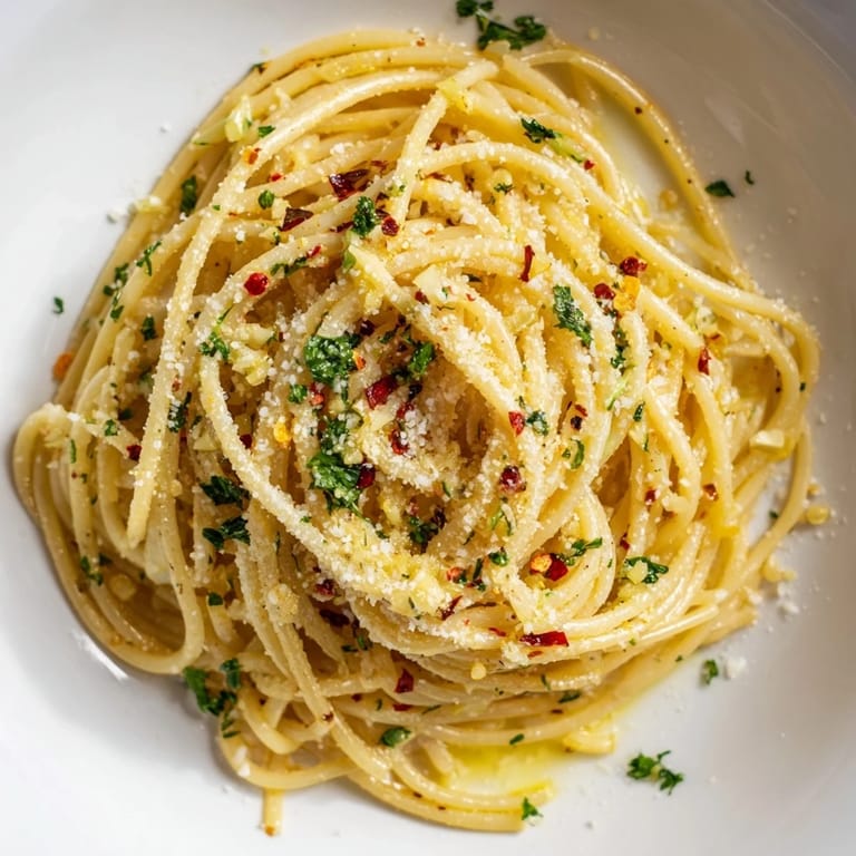Aglio e Olio Express Pasta: perfectly cooked spaghetti coated in garlic oil, ready in minutes for a flavorful dinner.
